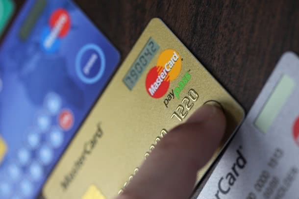 qual a diferença entre cartão de débito e cartão de crédito
